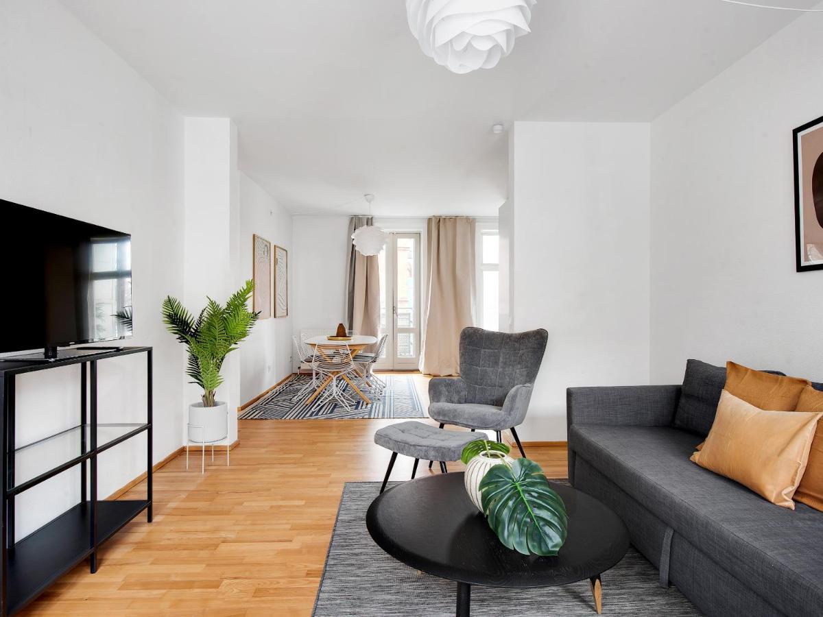 Sanders Constantin - Chic Two-bedroom With Balcony Leilighet