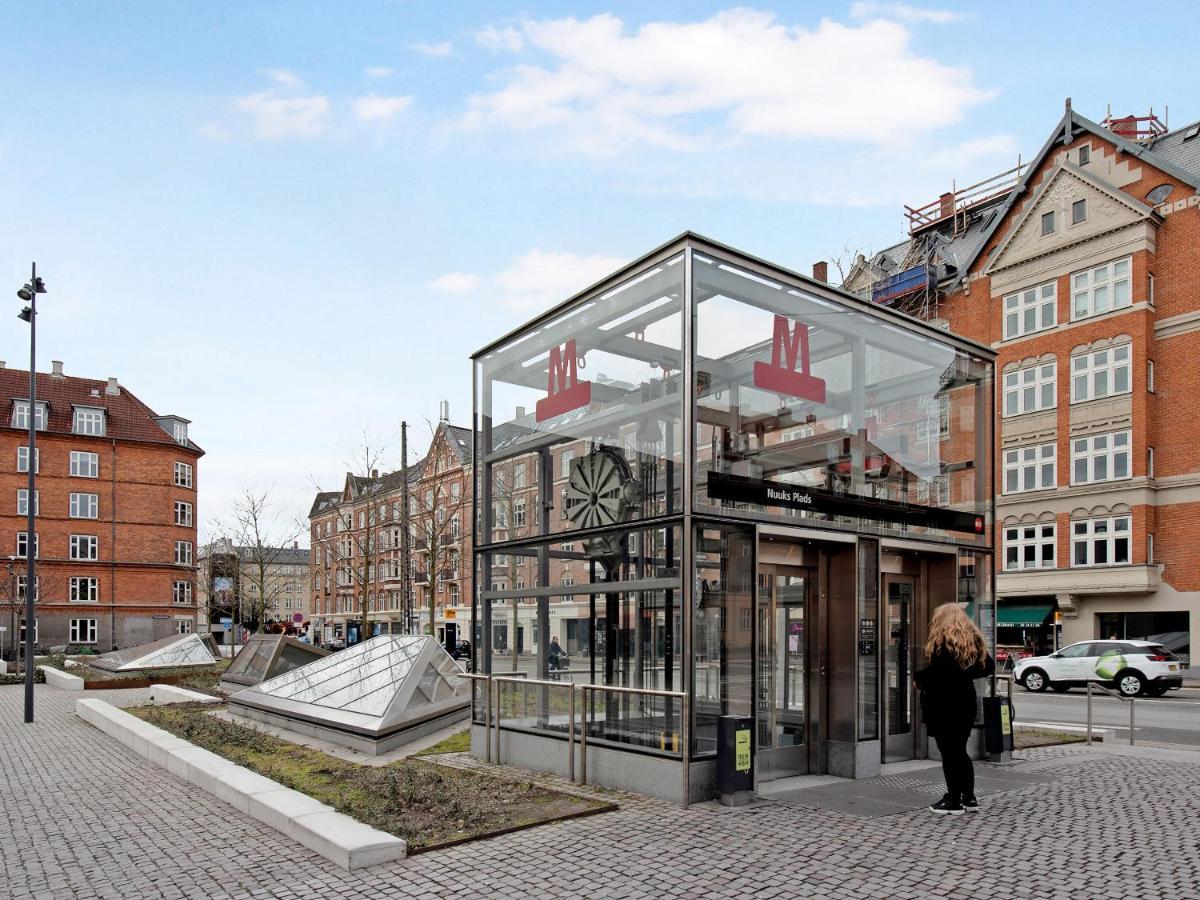 Sanders Constantin - Chic Two-bedroom With Balcony Leilighet