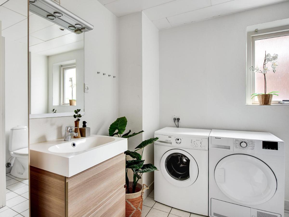 Sanders Constantin - Chic Two-bedroom With Balcony Leilighet